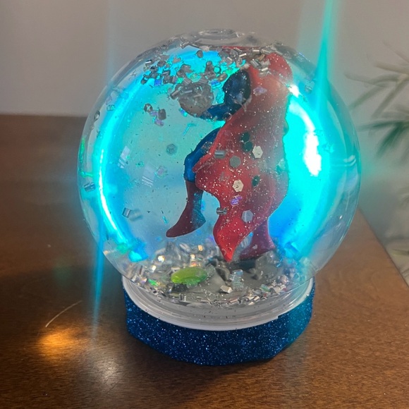 SUPERMAN Snow Globe - Picture 12 of 16